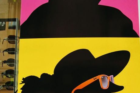 Façon Warhol chez un opticien créatif, ou statue figée : Cyrano toujours... PHOTO DR ET ARCHIVES ÉMILIE DROUINAUD