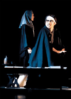 Irina Lindt dans le rôle de Roxane et Kiossoumi Niihori dans le rôle de Cyrano de Bergerac